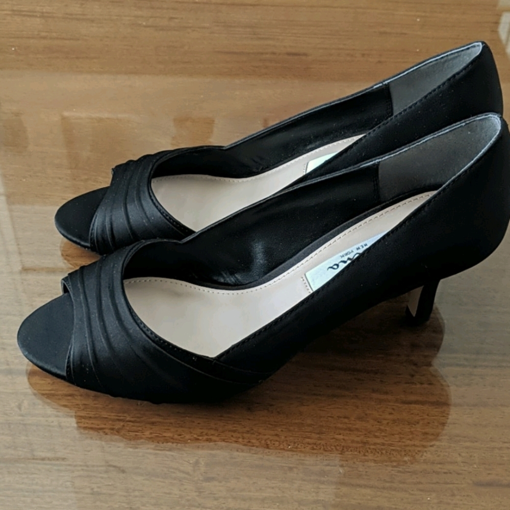 Black satin pumps, 8W